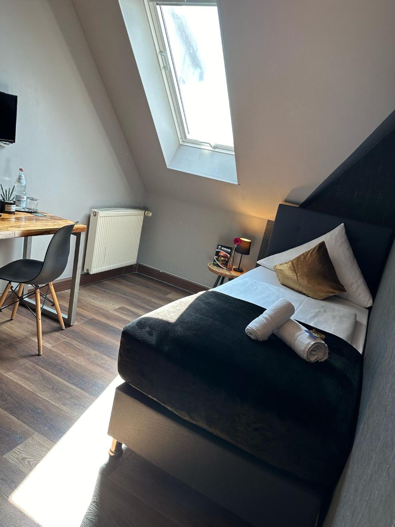 Hotel Restaurant Zum Loewen Duisburg Eksteriør billede