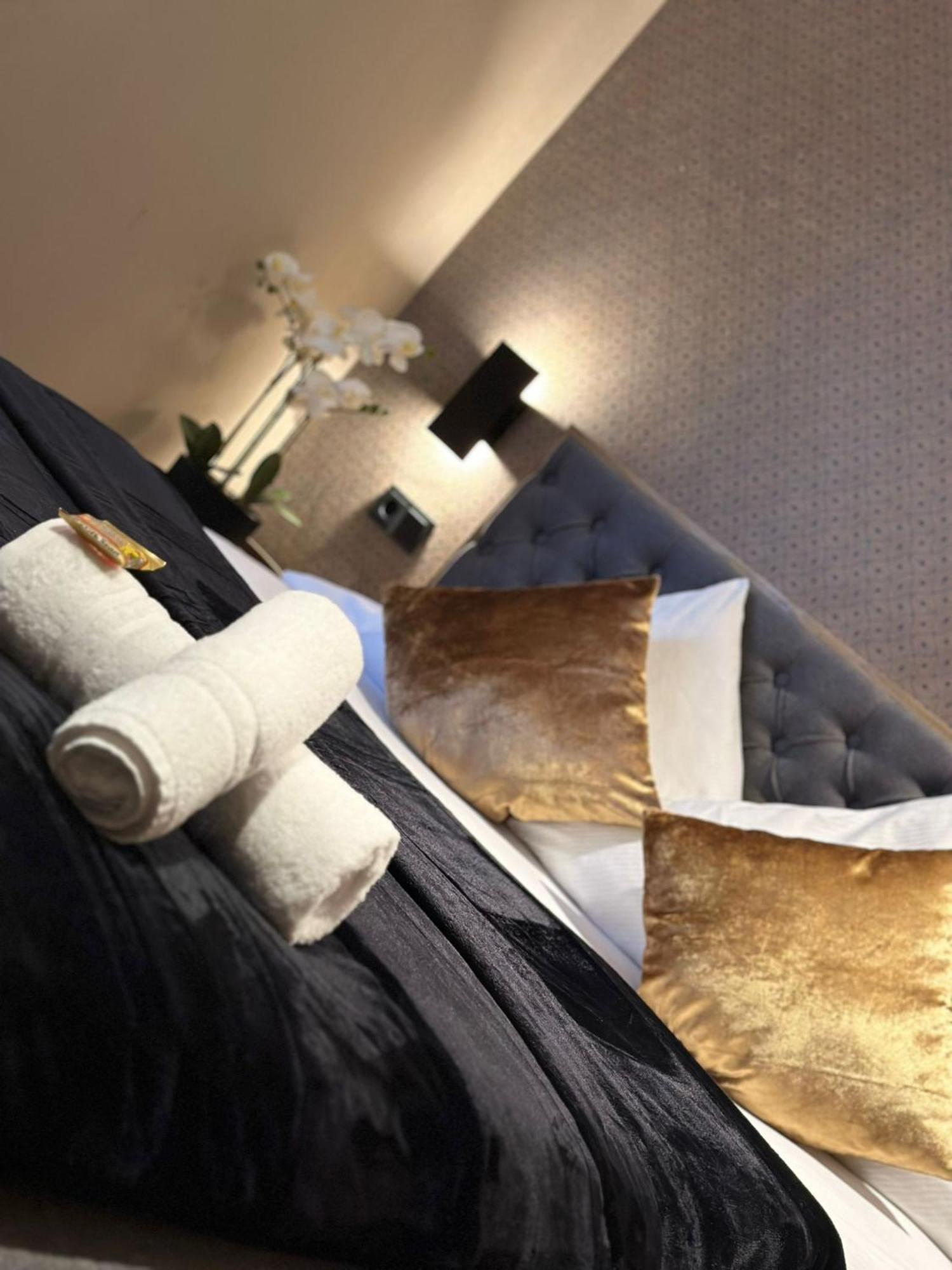 Hotel Restaurant Zum Loewen Duisburg Eksteriør billede